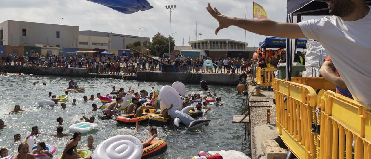 El alcalde y los peñistas durante el lanzamiento de pelotas. Participantes y ganadores. Autoridades y representantes de varias entidades. | GERMÁN  CABALLERO