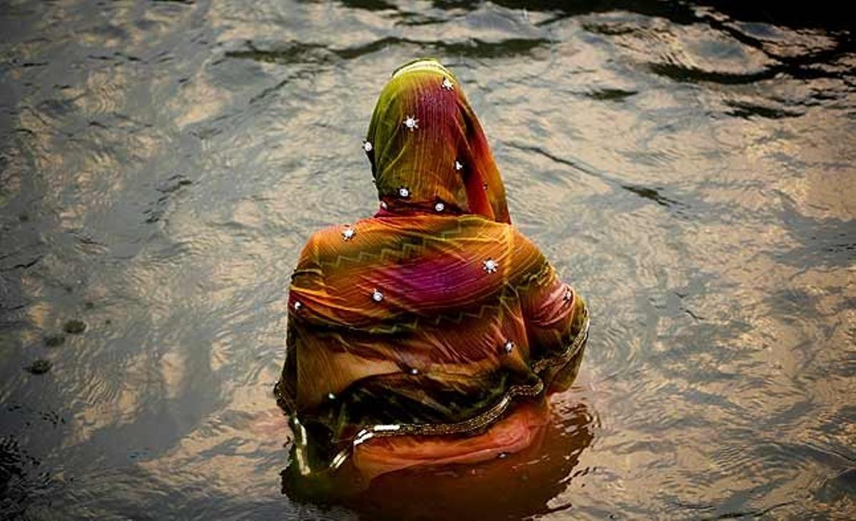 Una devota hindú es banya en el riu Ganges a Varanasi (Índia).