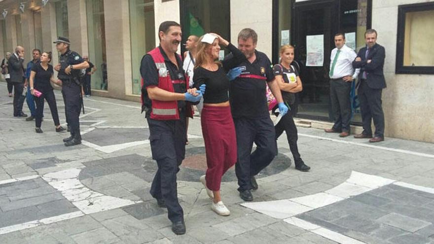 La joven, atendida por los servicios de emergencia.