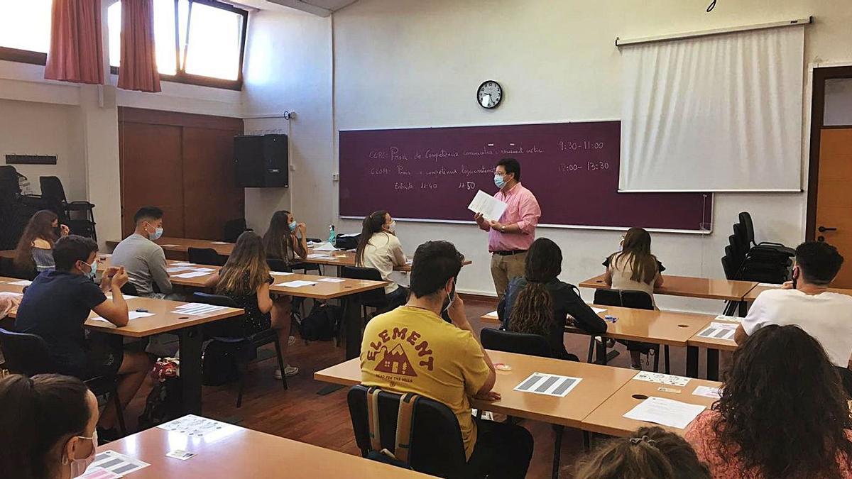 Un momento de las pruebas de acceso a los grados de Educación, ayer, en la UIB.