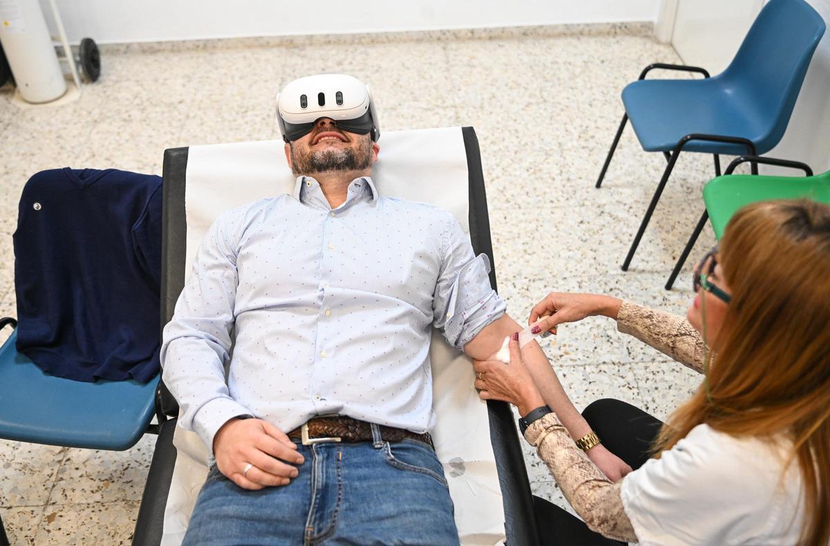 El paciente se sumerge en la realidad virtual que le ofrecen las gafas mientras le extraen la sangre en Elche