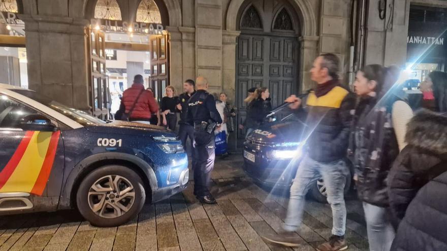 Dos vehículos y varios agentes del Cuerpo Nacional de Policía respondiendo a un aviso por hurto.