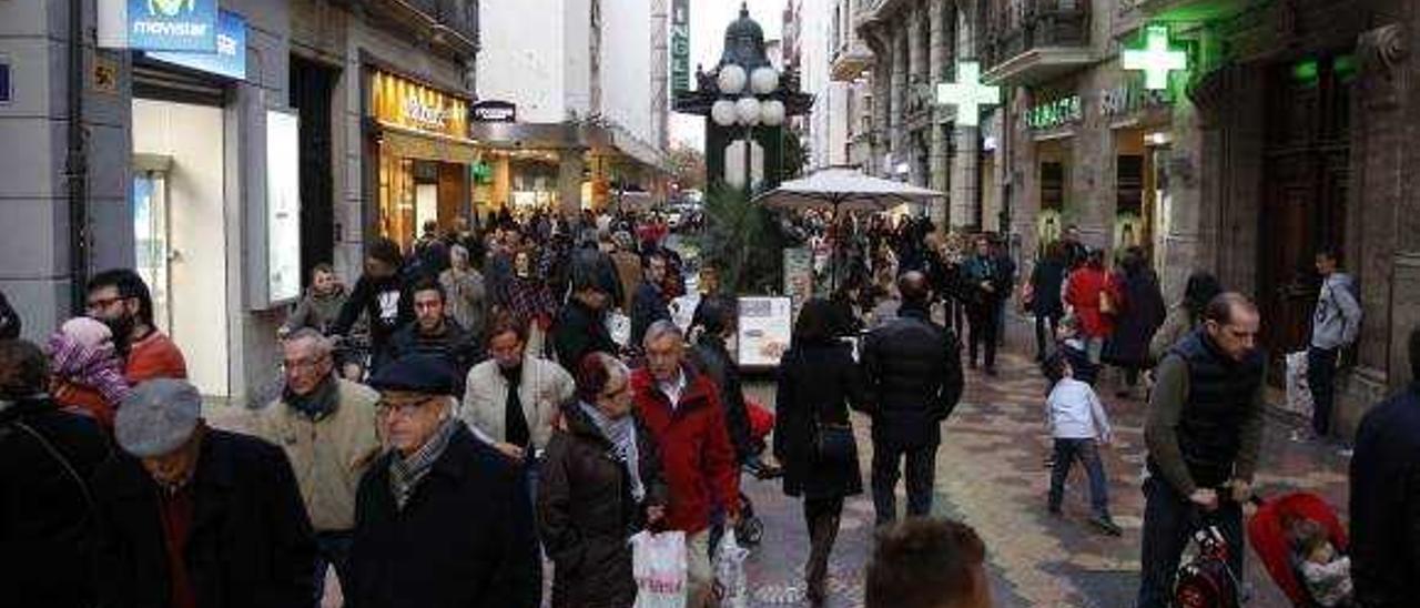 Los valencianos han reducido a la mitad el gasto navideño en los últimos seis años
