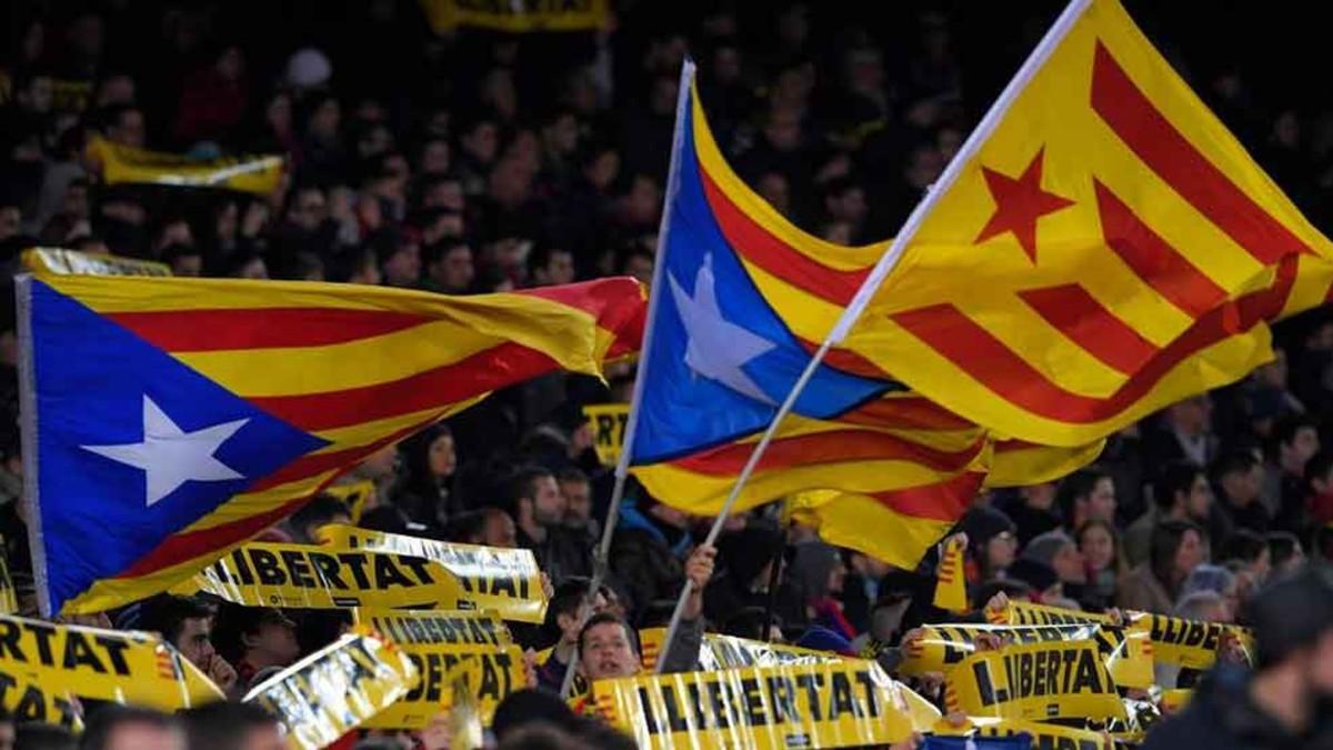 Banderas esteladas en las gradas del Camp Nou