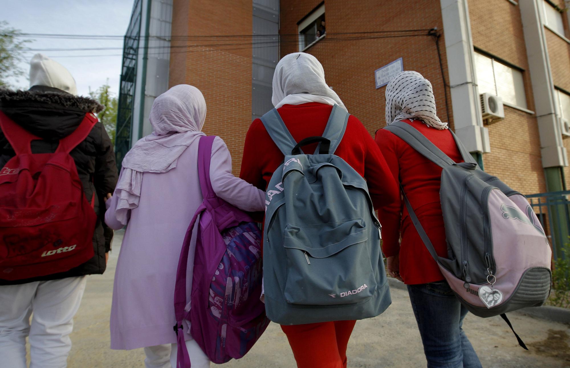 Escolares entran a un instituto de Pozuelo de Alarcón, Madrid, llevando hiyab o velo musulmán en el pelo, en solidaridad con una compañera expulsada por llevarlo.