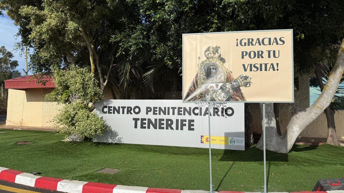 Un cartel agradece ya la visita de la Virgen de Candelaria a la prisión prevista para este martes.