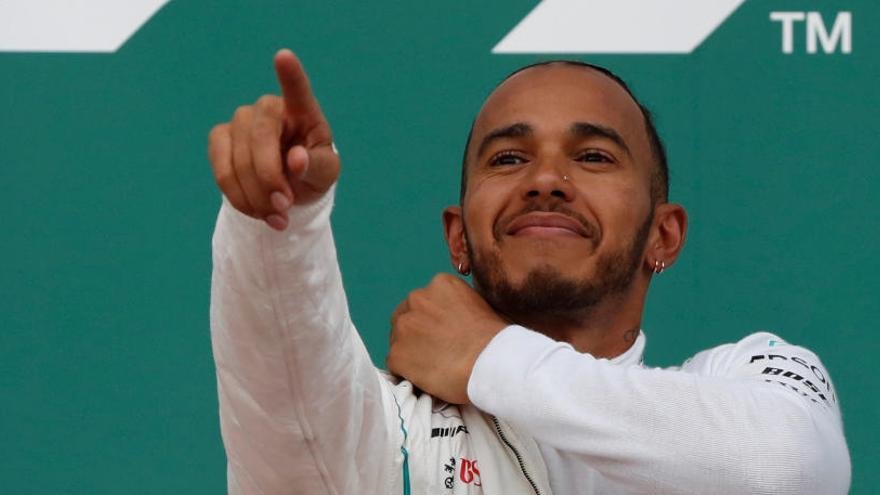 Hamilton venç per sorpresa en la cursa boja de Bakú