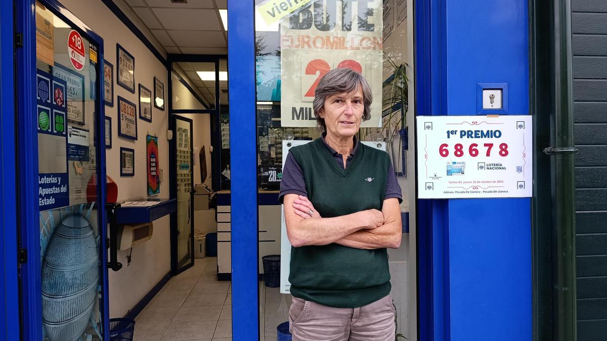 Cristina Goizueta, a las puertas de su administración, con el cartel del número premiado.