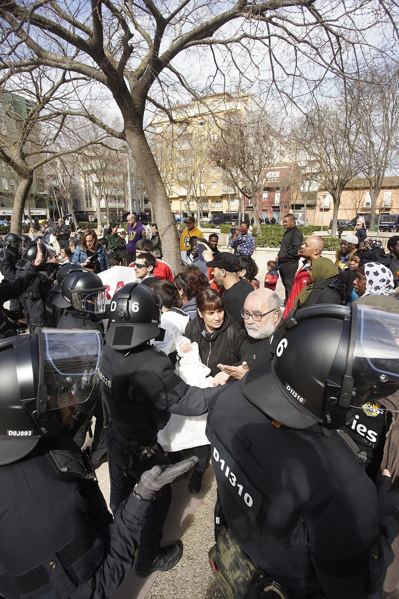 Un centenar de persones es manifesten contra un acte electoral de VOX a Girona