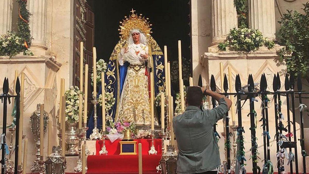 Virgen de la Guía en el dintel del santuario de la Concepción, en Puente Genil.