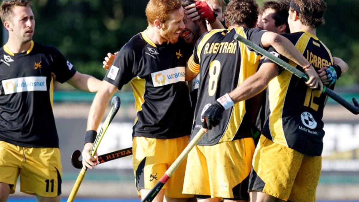 Los jugadores del Atletic Terrassa festejan un gol