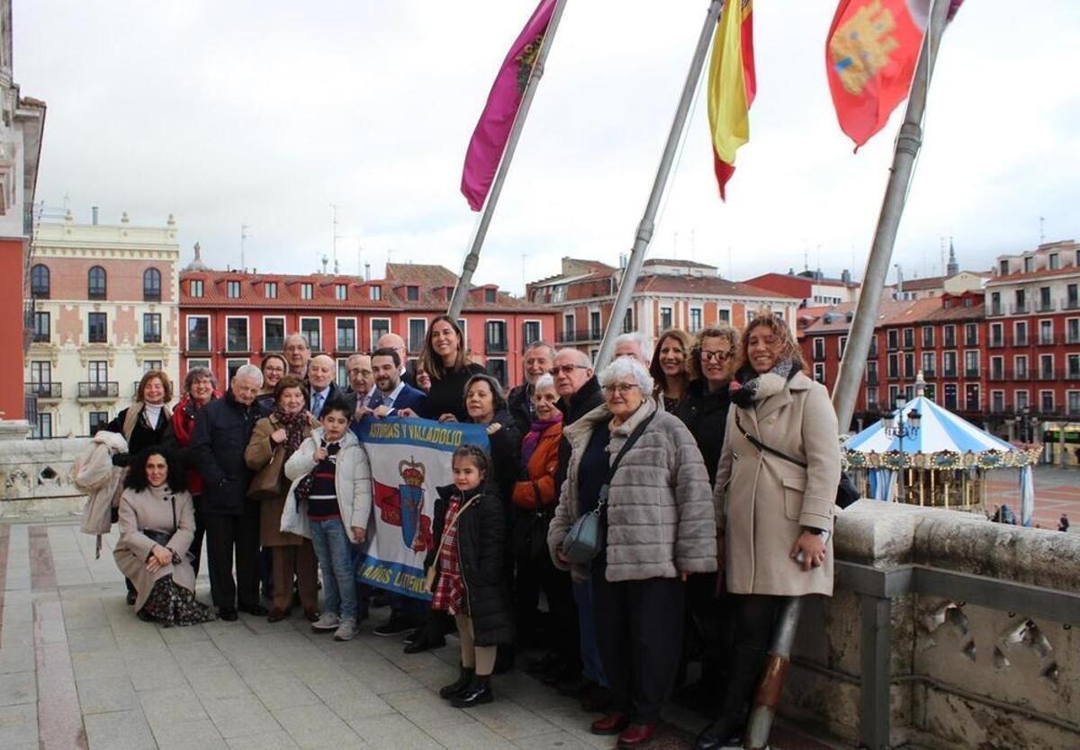 Integrantes del Centro Asturiano de Valladolid, en el balcón del Ayuntamiento