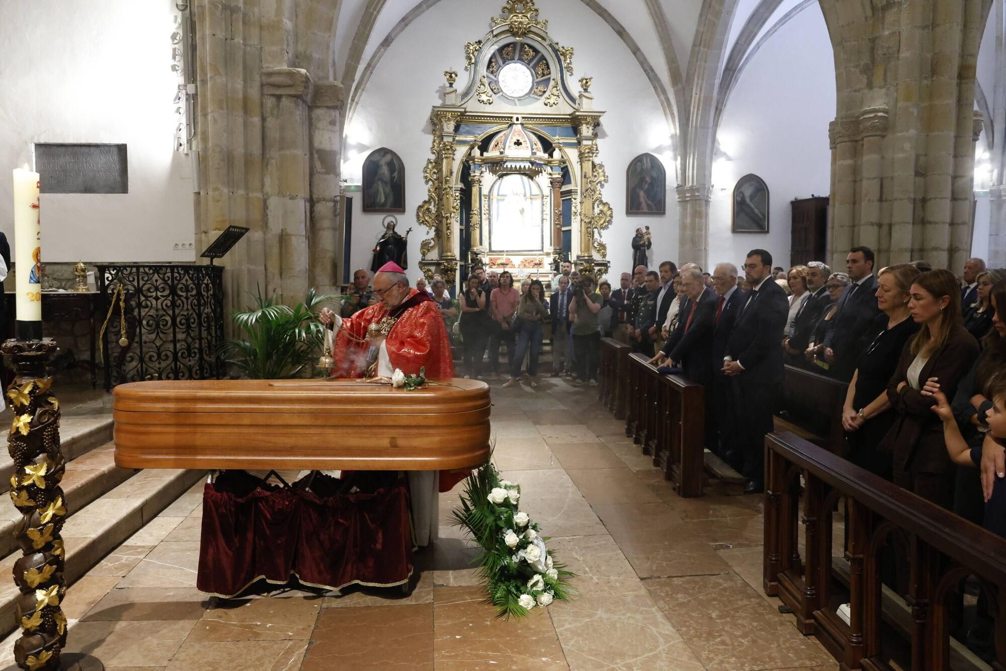 Las imágenes del funeral de Antonio Trevín en la basílica de Llanes.