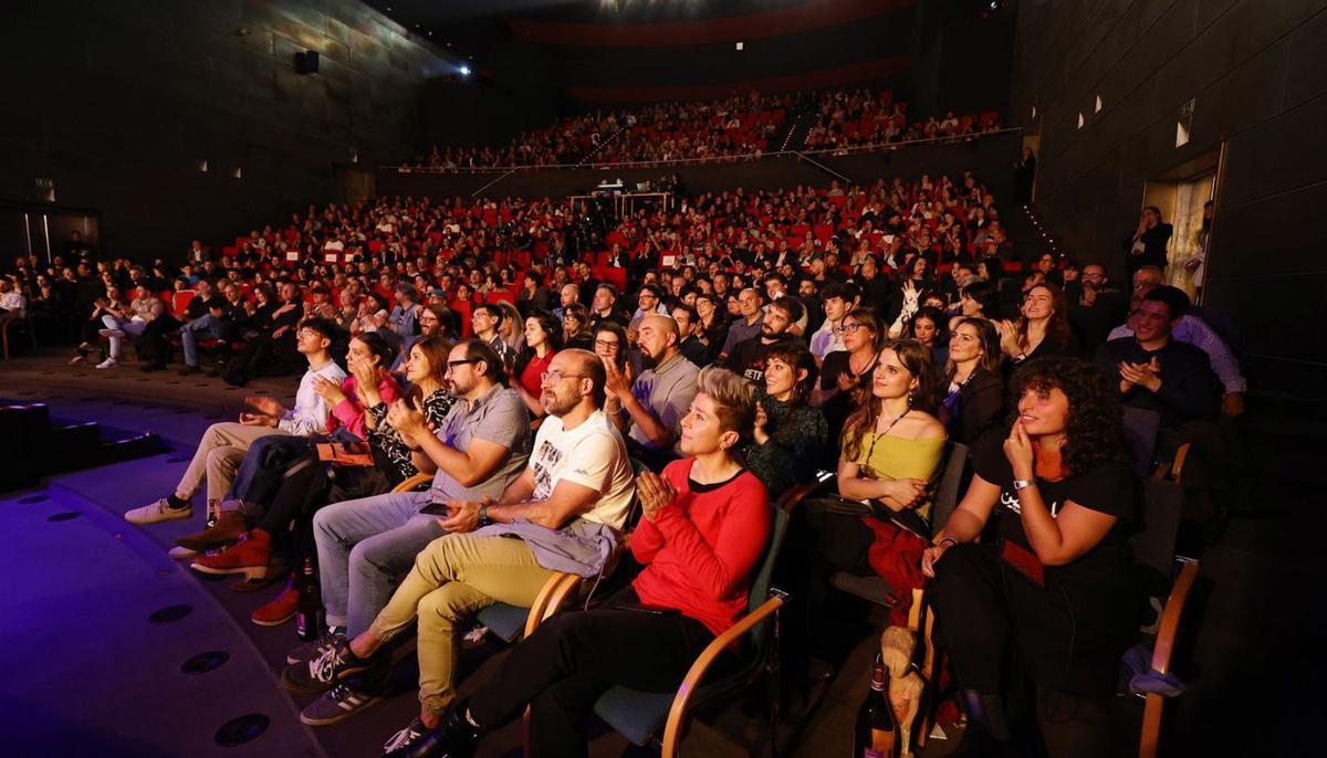 Público que abarrotó el auditorio en la fiesta de la música gallega.  | // GUSTAVO SANTOS 