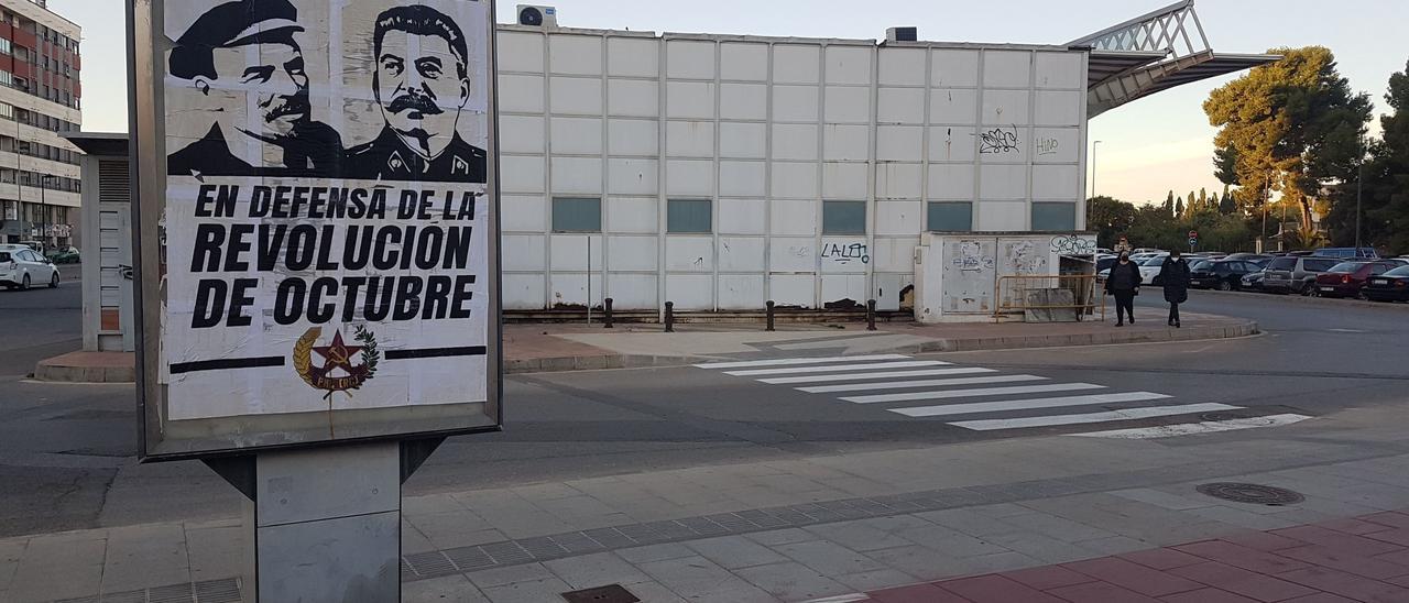 Uno de los carteles aparecidos junto a la estación de autobuses de Castelló