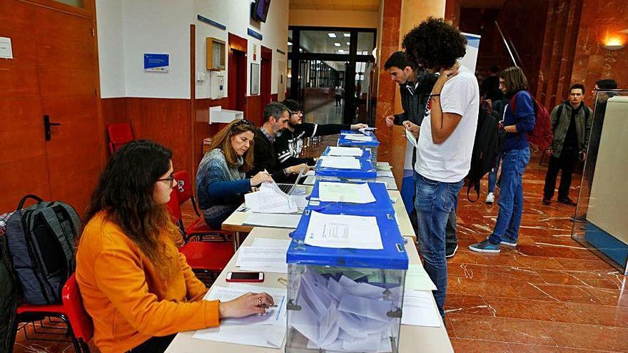 Miembros de la UIB votando ayer en el campus.