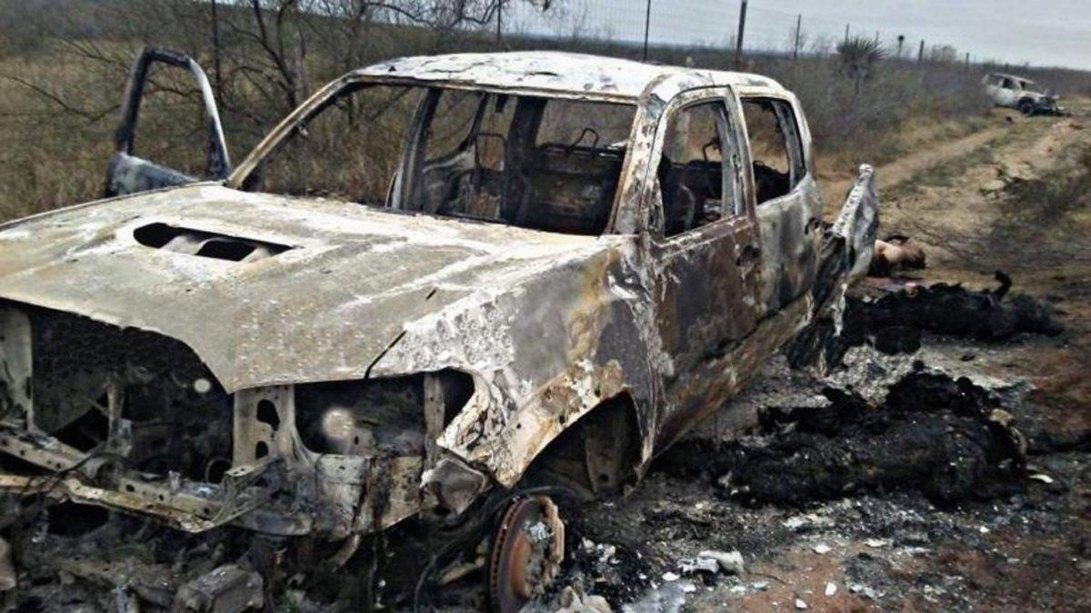 Fotografia cedida que muestra algunos cuerpos y vehiculos calcinados en el sitio donde las autoridades mexicanas localizaron hoy 20 cadaveres  en el municipio de Miguel Aleman del nororiental estado de Tamaulipas.