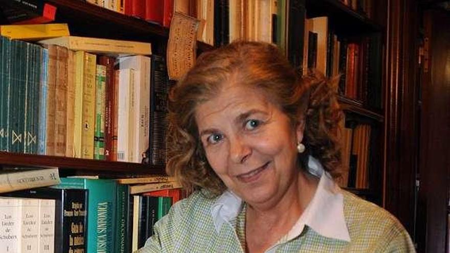 Carmen Novo con un ejemplar de su primera novela.  // Rafa Vázquez