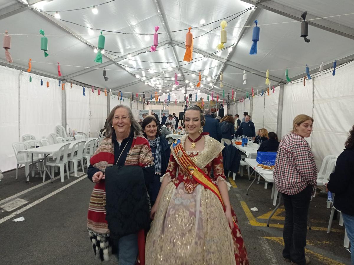 Las imponente carpa de la Falla Avenida del Oeste, muy concurrida estos días