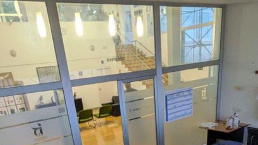 Susto al caer paneles dentro de las salas del laboratorio del Serida en Deva