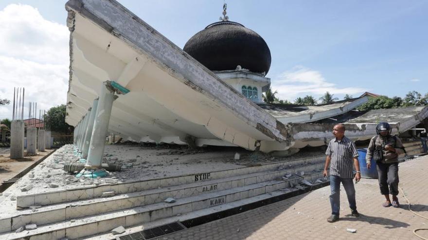 Al menos 94 muertos tras un terremoto de magnitud 6,5 en Indonesia