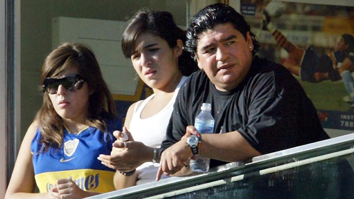 Maradona, junto a sus hijas Gianinna y Dalma, el 27 de febrero del 2005