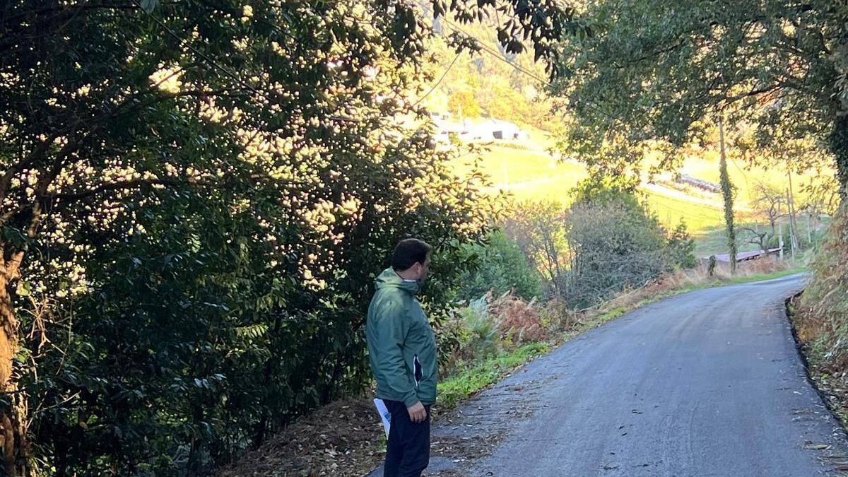 El alcalde de Salas, Sergio Hidalgo, supervisa las obras acometidas.