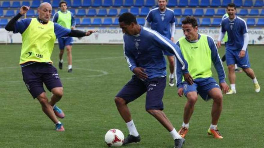 Jhon Edison controla el balón entre Pereira y Álvaro González, ayer.