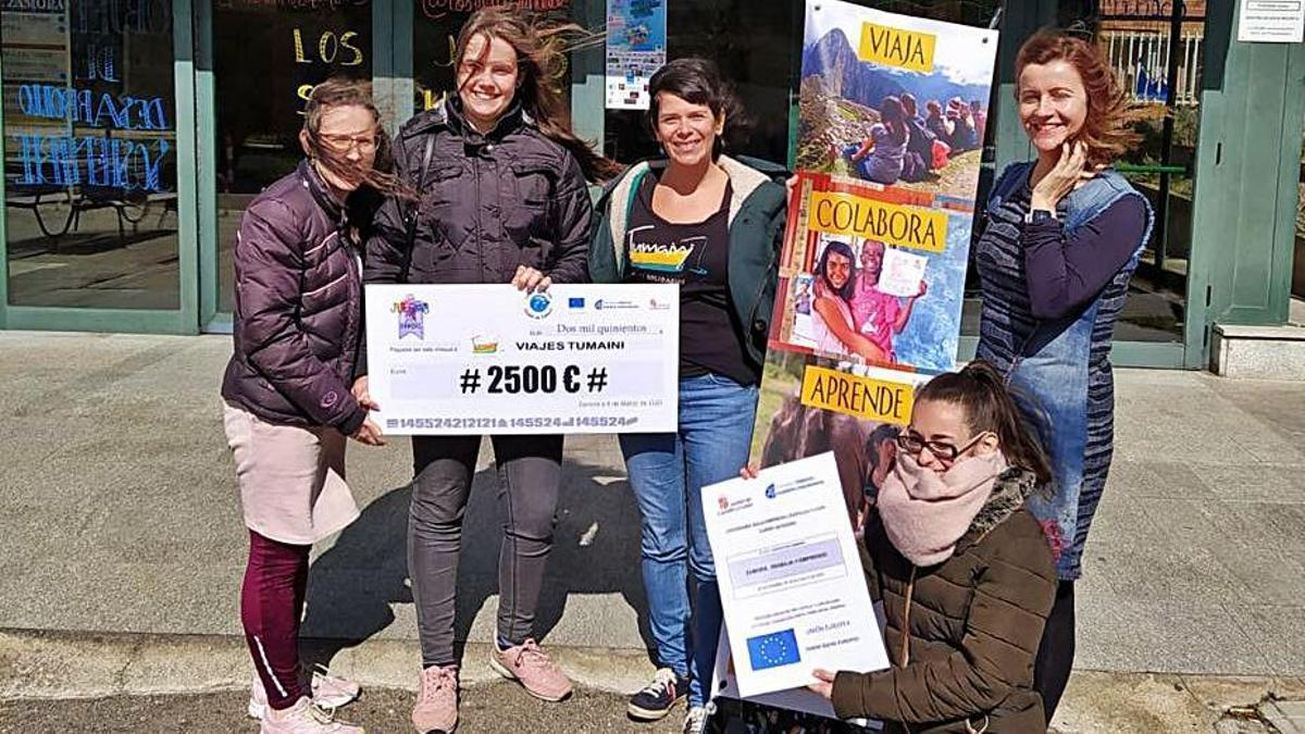 Los alumnos, con el cheque del dinero recaudado. | CIFP Ciudad de Zamora