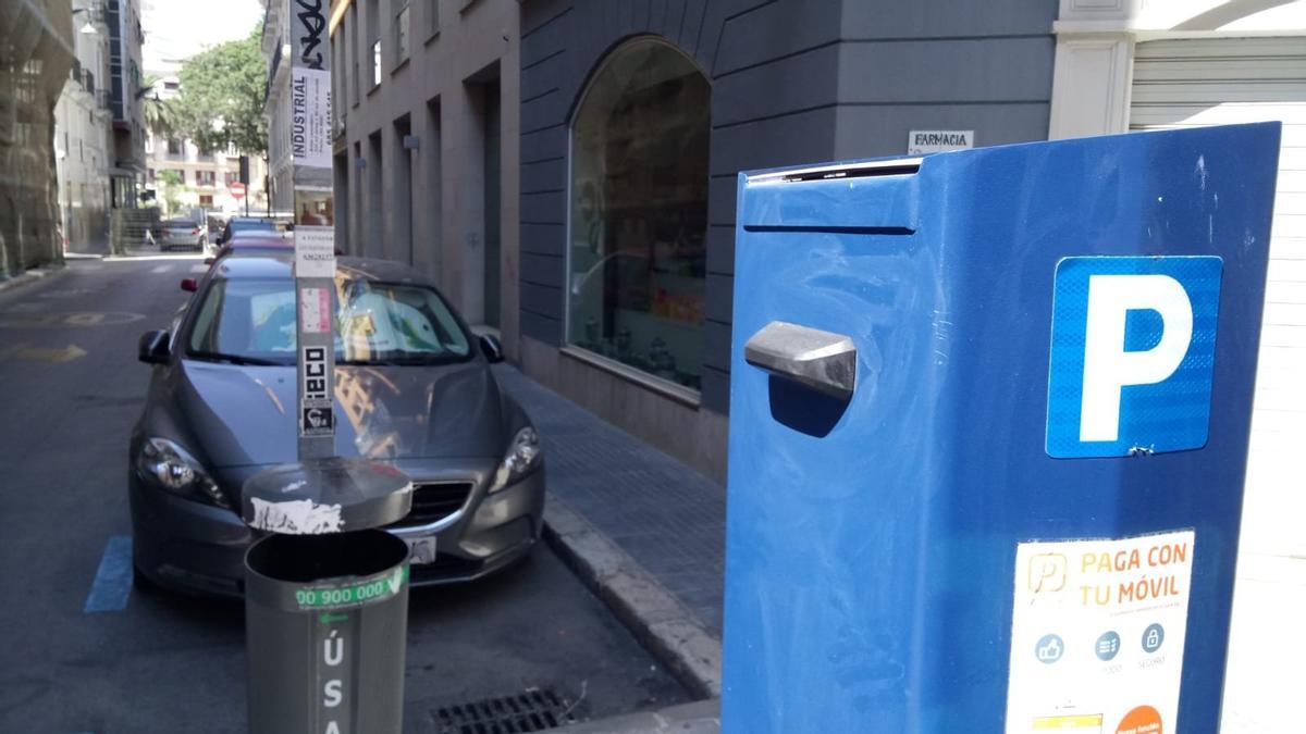 Archivo. Imagen de un aparcamiento en zona azul