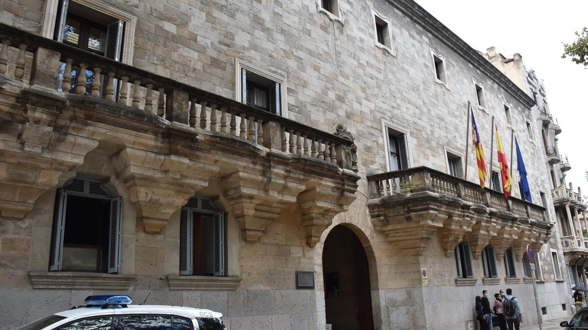 Fachada principal de la Audiencia Provincial, en Palma.