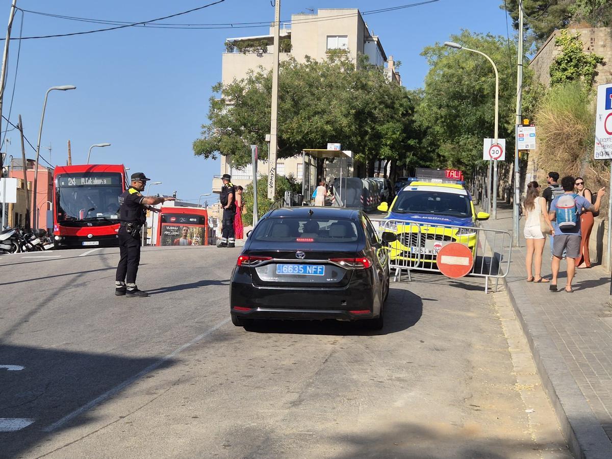 Control de Guardia Urbana en la calle Gran Vista, de ascenso a los búnkers del Turó de la Rovira, en Barcelona.