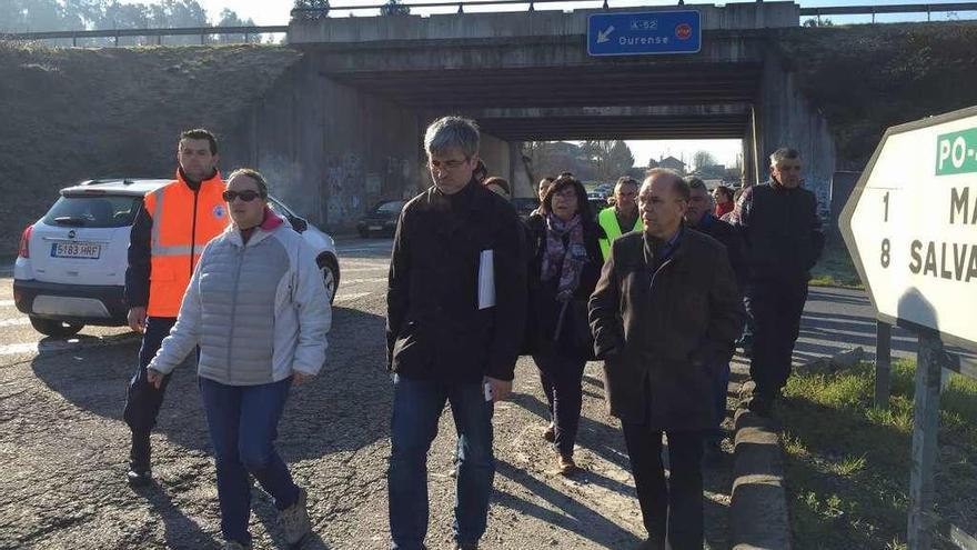 Caminata por la PO-403 convocada por el gobierno local con vecinos de Moreira y Angoares. // D.P.