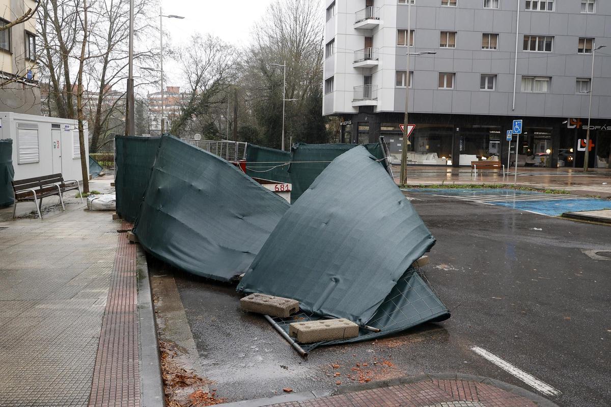 Vallas de obra rotas por el viento
