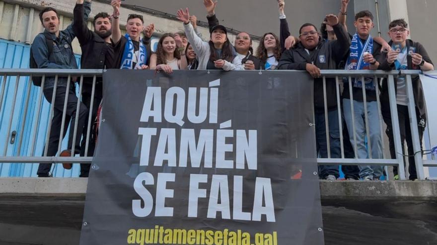 Rapaces e rapazas da plataforma ‘Aquí tamén se fala’, en Riazor. | | CEDIDA
