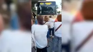 Vecinos de Los Palacios cortan el paso a un bus hartos de los problemas para ir a Sevilla: "Es una vergüenza"