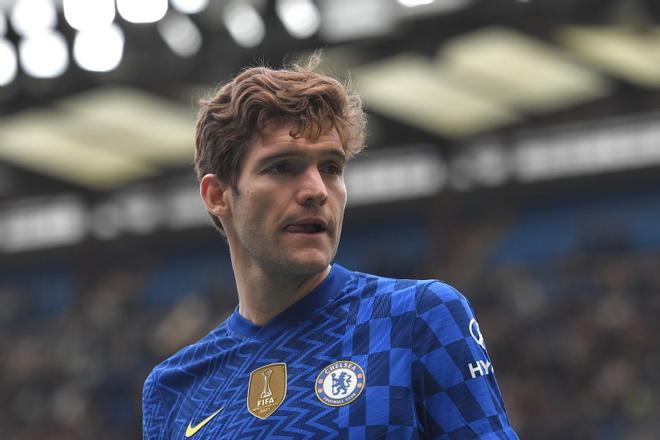 Marcos Alonso: Su fichaje está atado, pero el Barça espera encontrarle acomodo a los jugadores prescindibles para poder inscribirlo