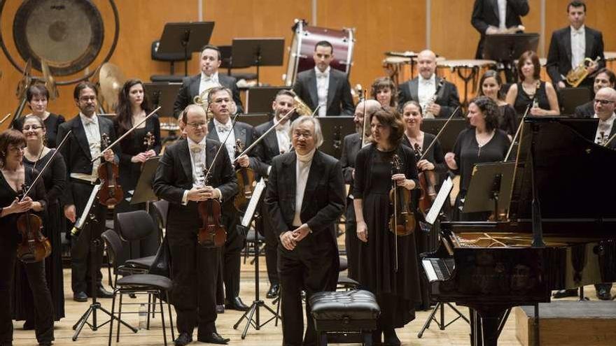 Paik, en el centro, saluda al público ovetense, junto a la Oviedo Filarmonía.