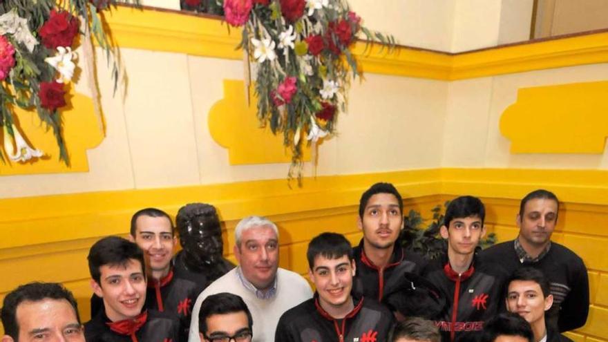 El equipo junior del Villa de Mieres, ayer, en el Ayuntamiento de Mieres .