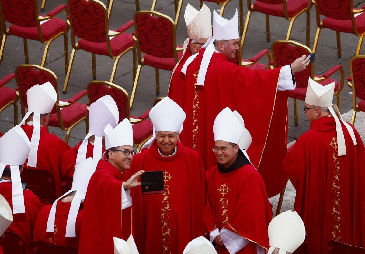 Cardenales se toman una selfie antes del funeral del ex Papa Benedicto, en el Vaticano.