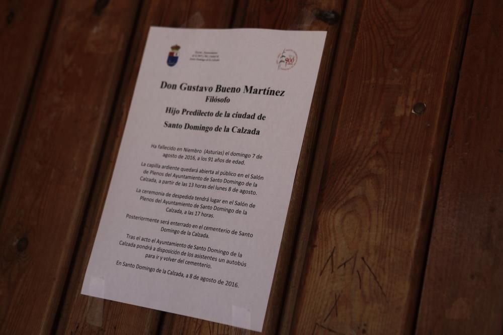 Cientos de personas despiden a Gustavo Bueno en su ciudad natal, Santo Domingo de la Calzada, en La Rioja