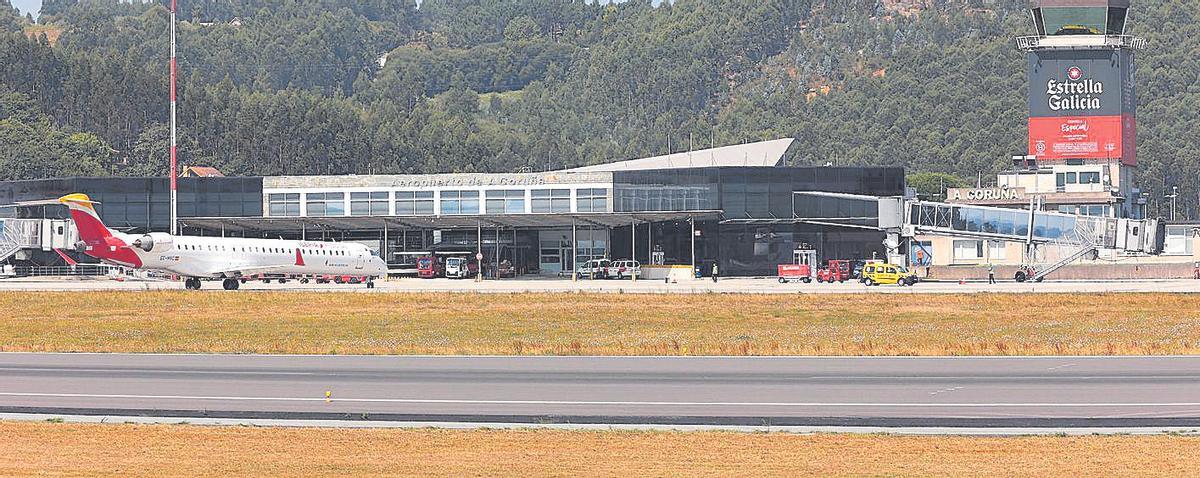 Aviones en el aeropuerto coruñés de Alvedro.