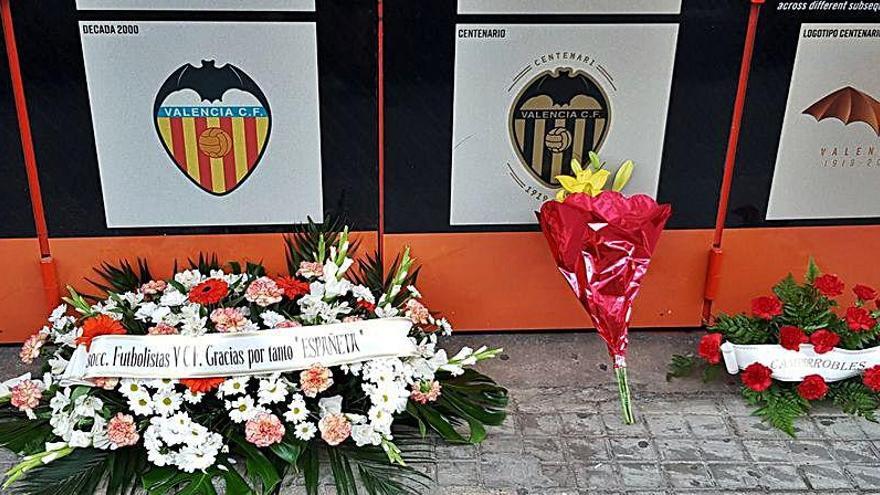 Espontánea ofrenda de flores en Mestalla por Españeta