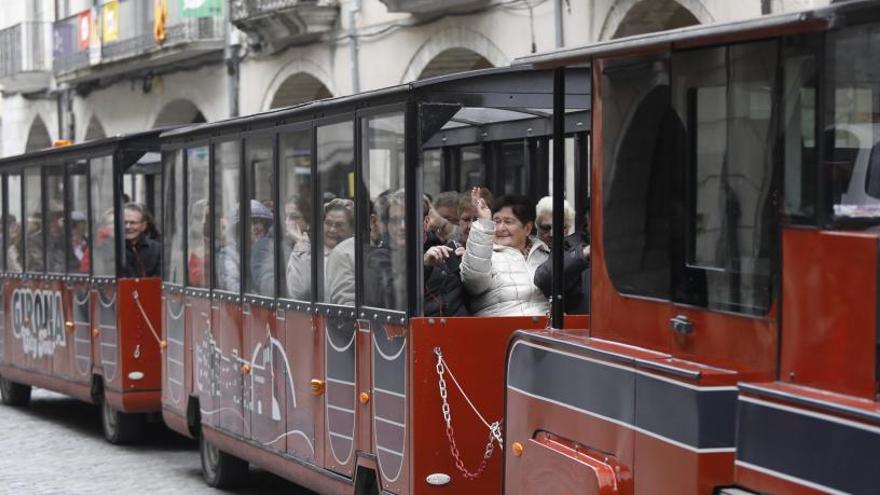 El trenet a la plaça del Vi.