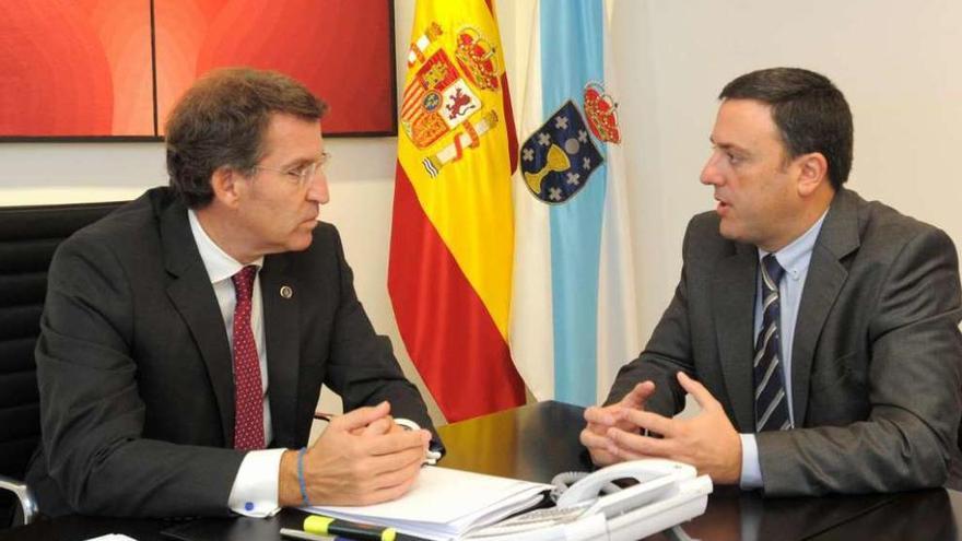 Feijóo y el presidente de la Diputación de A Coruña ayer durante la reunión en San Caetano.