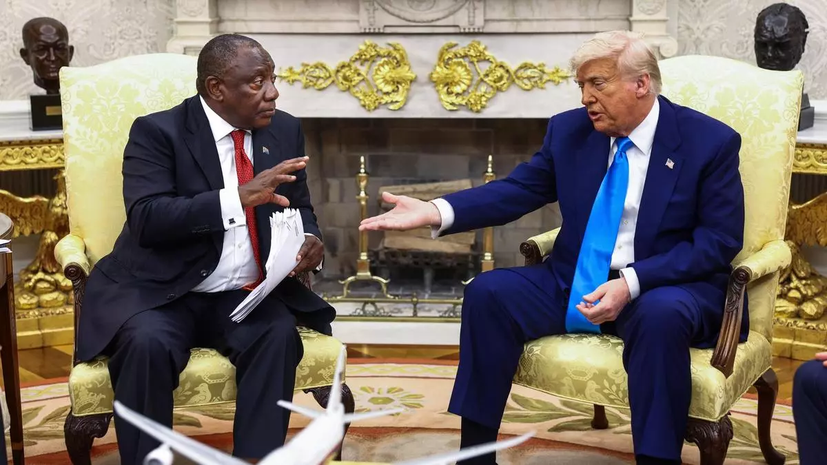 Encerrona de Trump al presidente de Sud芍frica en el Despacho Oval: le acusa de permitir el "genocidio" contra los blancos