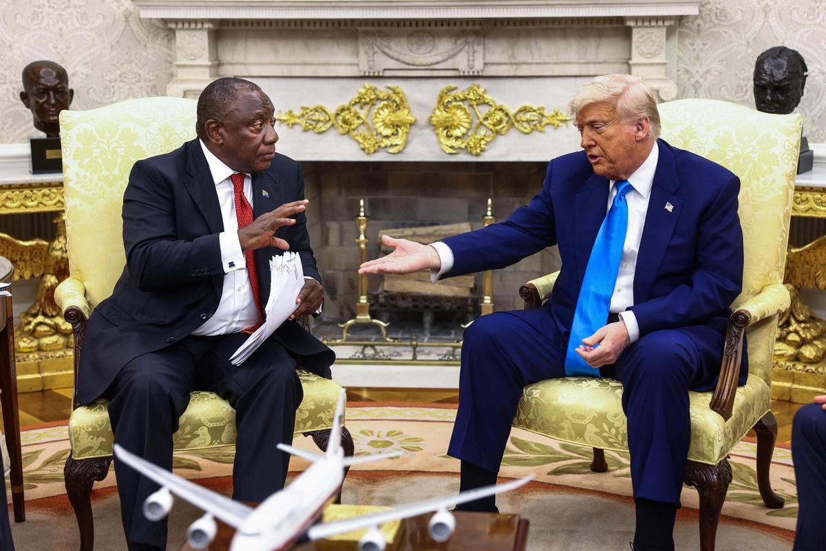 Trump intenta convencer al presidente de Sudáfrica de un “genocidio blanco” con vídeos y artículos en mano