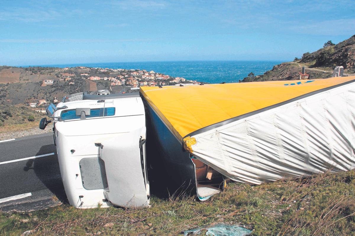 Un camió de gran tonatge bolcat per la tramuntana al Coll de Belitres el 2016