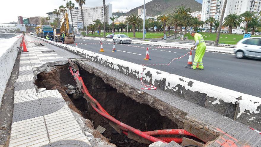 La presencia del socavón obligó a cortar los dos carriles derechos de la autovía, en sentido sur-norte.