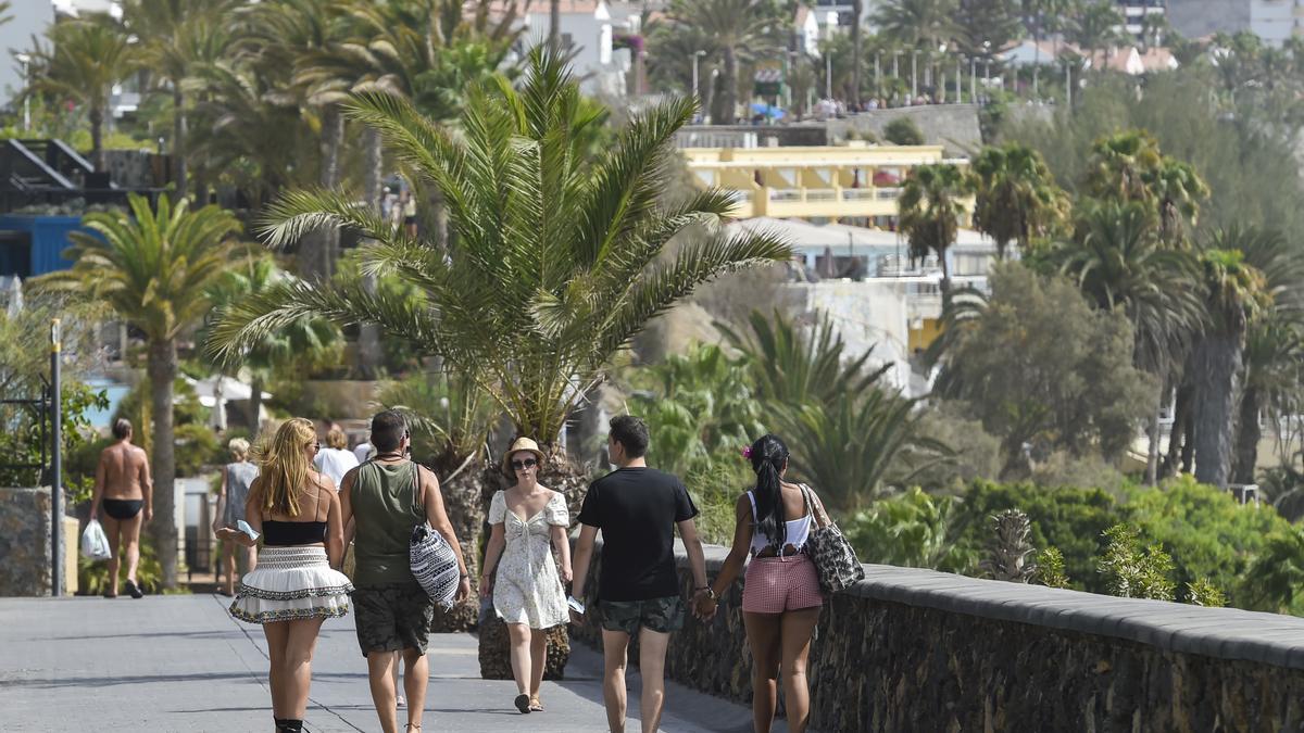 Turistas en Playa del Inglés, en el sur de Gran Canaria.